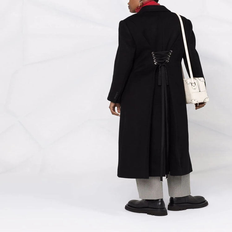 Damen Longcoat im minimalistischen Doppelreiher mit taillierter Silhouette und Pattentaschen Echoarchiv