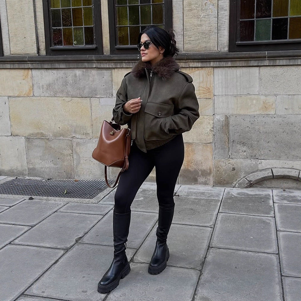 Damen Pilotjacke aus Veloursimitat mit abnehmbarem Webpelzkragen und aufgesetzten Pattentaschen Echoarchiv