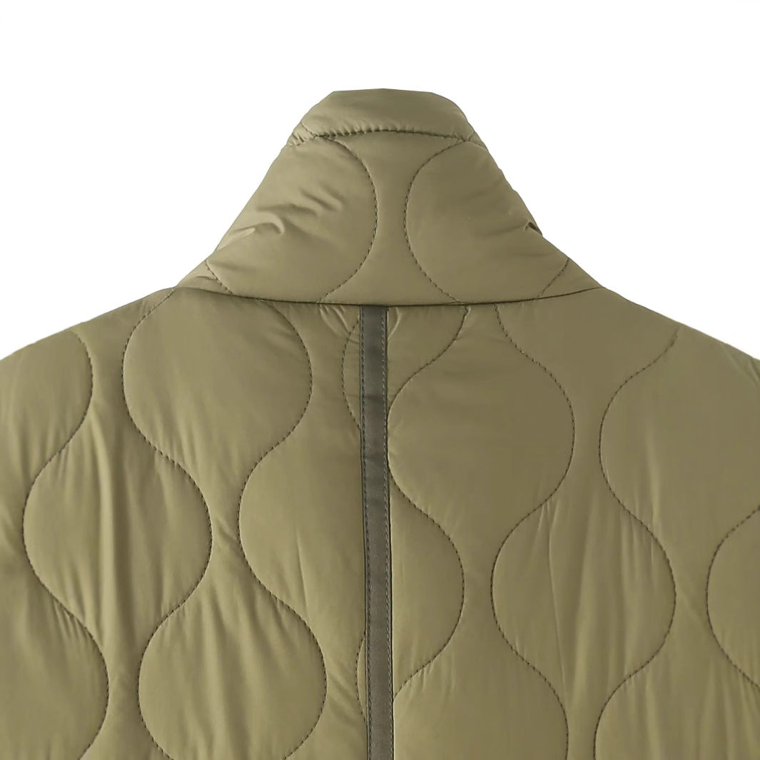 Damen gesteppte Kurzjacke mit hohem Stehkragen, großen Pattentaschen und Kordelzugsaum – Célinea