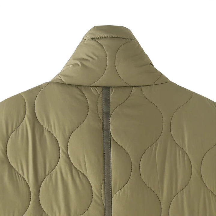 Damen gesteppte Kurzjacke mit hohem Stehkragen, großen Pattentaschen und Kordelzugsaum – Célinea