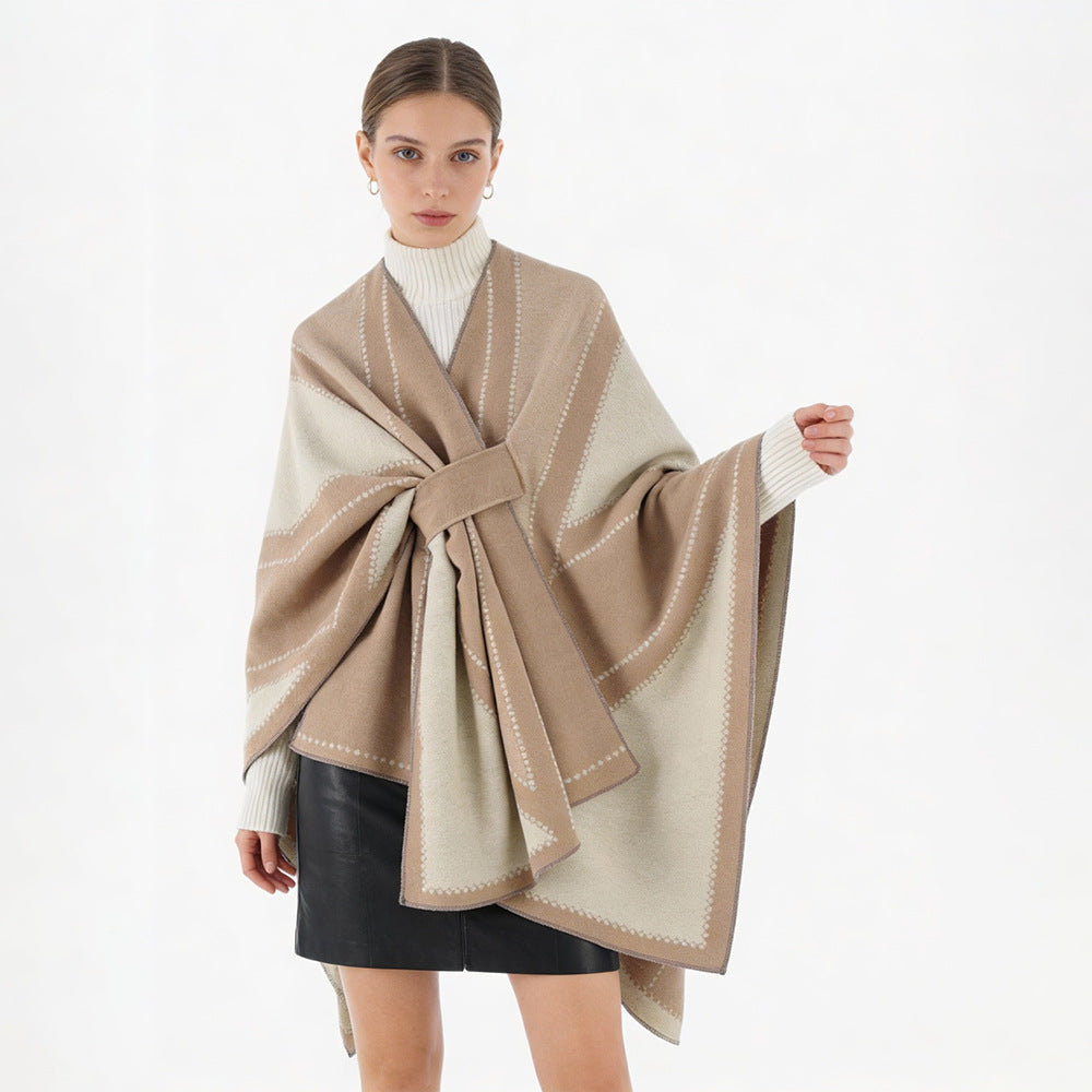 Damen Oversize-Cape aus Jacquard-Strick mit Bindeschlaufe Echo Archiv
