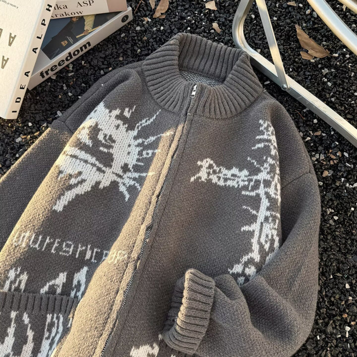 Unisex Grobgestrickte Zip‑Strickjacke mit hohem Rippenkragen, Jacquardmuster und aufgesetzten Taschen Echoarchiv