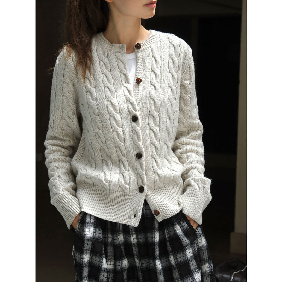 Damen Gemütliche Zopfmuster‑Strickjacke mit V‑Ausschnitt und Holzknöpfen Echoarchiv
