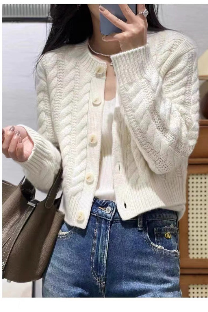 Damen Kurzer Zopfstrick‑Cardigan mit breitem Rippsaum und großen Knöpfen Echoarchiv