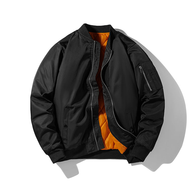 Herren Bomberjacke im Fliegerlook mit kontrastierender Innenfütterung, Ärmel‑Utilitytasche und elastischen Rippbündchen Echoarchiv