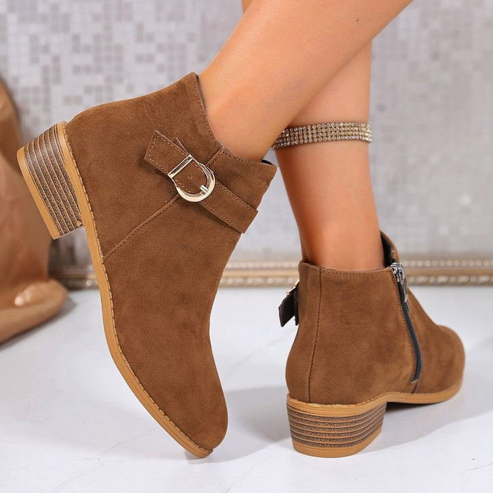 Damen Veloursleder-Ankle-Boots mit seitlichem Reißverschluss, Zier-Schnalle und niedrigem Blockabsatz – Varelle