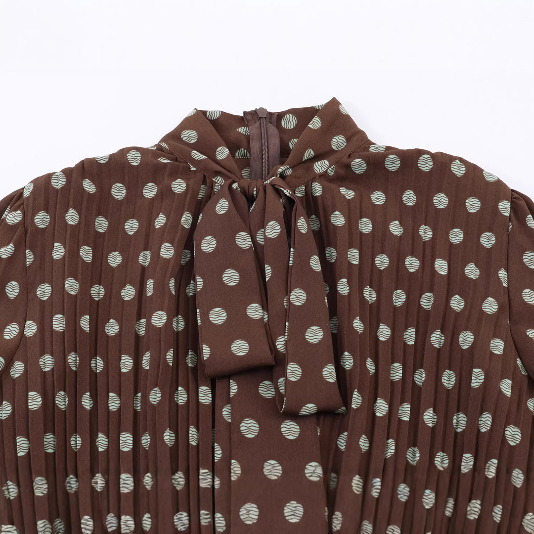 Damen gepunktetes Midi Kleid mit Stehkragen, Schleifenband, Plisseeoberteil und asymmetrischem Saum – Élara