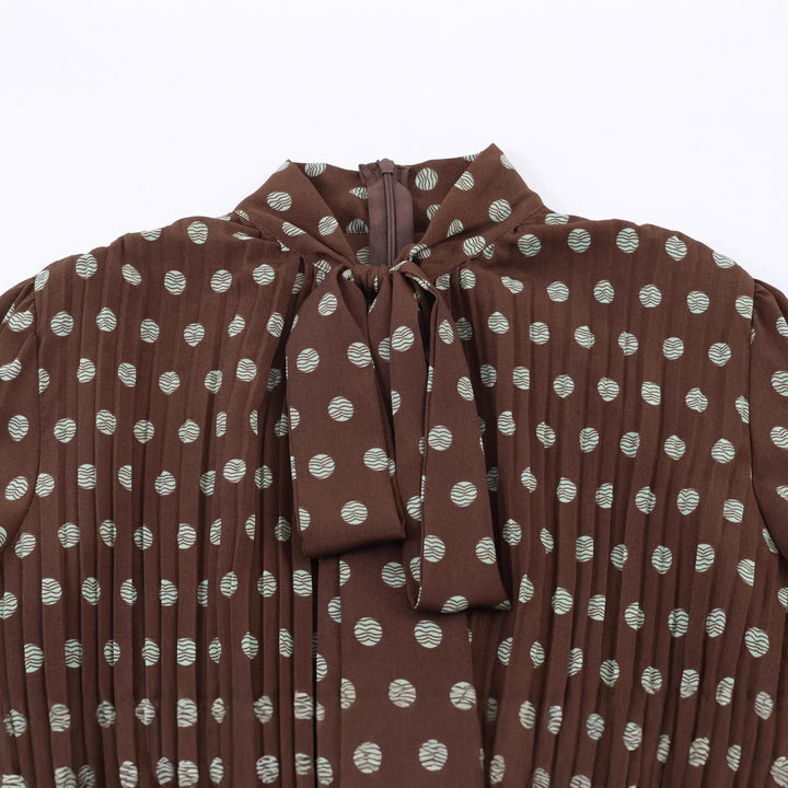 Damen gepunktetes Midi Kleid mit Stehkragen, Schleifenband, Plisseeoberteil und asymmetrischem Saum – Élara