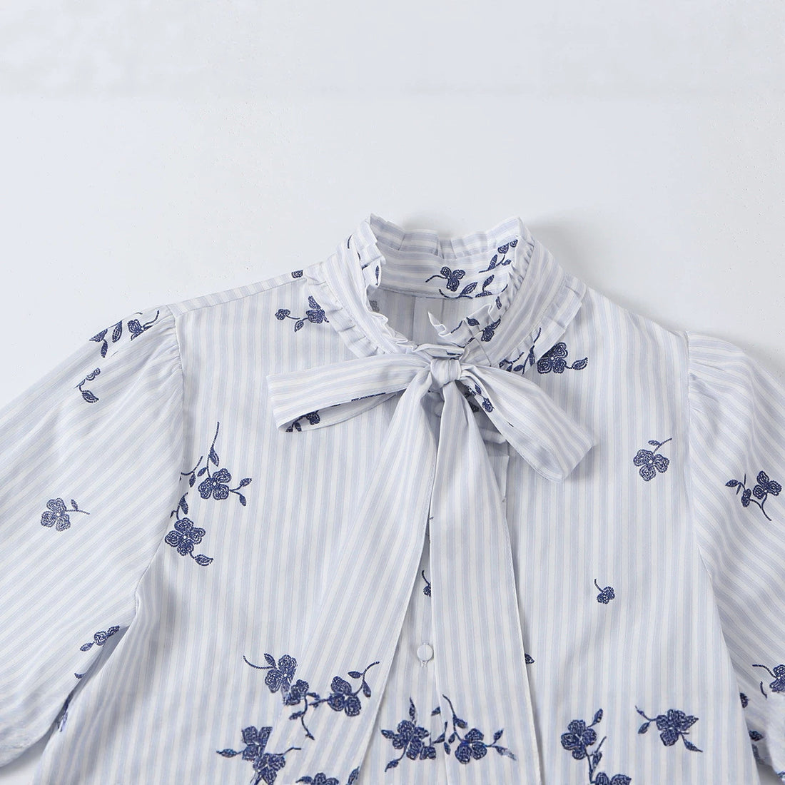 Damen Schlupfbluse mit Schleifenkragen, Rüschenpasse und floraler Stickerei Echoarchiv