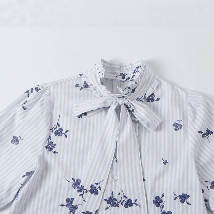 Damen Schlupfbluse mit Schleifenkragen, Rüschenpasse und floraler Stickerei Echoarchiv