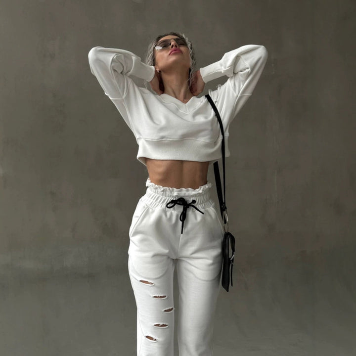 Damen kurzgeschnittenes Sweat-Set mit V-Ausschnitt, Rüschenbund Highwaist Jogginghose und Distressed-Details – Avérine