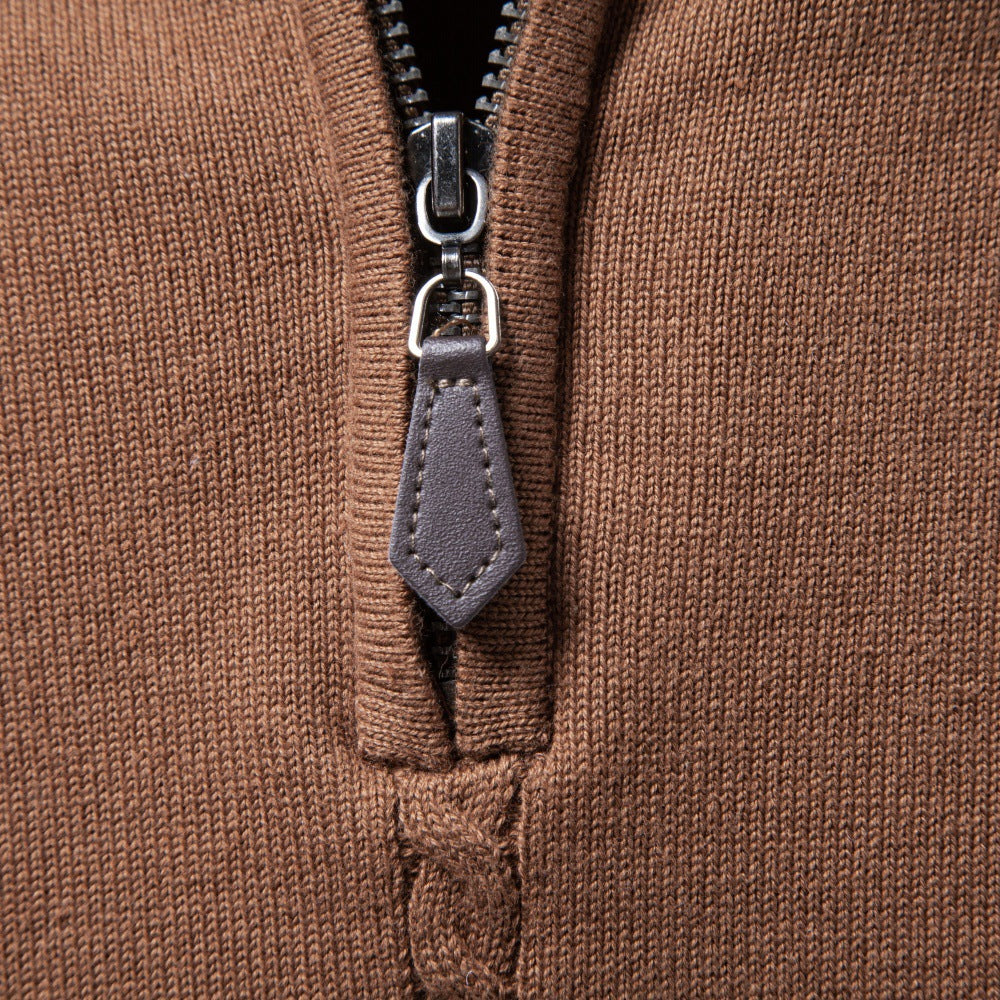 Herren Feinstrickpullover mit halbem Reißverschluss und vertikalem Zopfmuster Echoarchiv