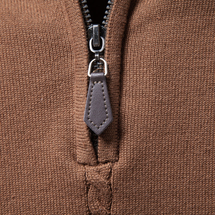 Herren Feinstrickpullover mit halbem Reißverschluss und vertikalem Zopfmuster Echoarchiv