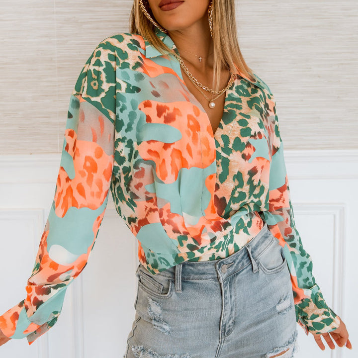 Damen Leichte Chiffon-Bluse mit abstraktem Animal-Mix, Hemdkragen und taillenbündigem Saum – Avérine