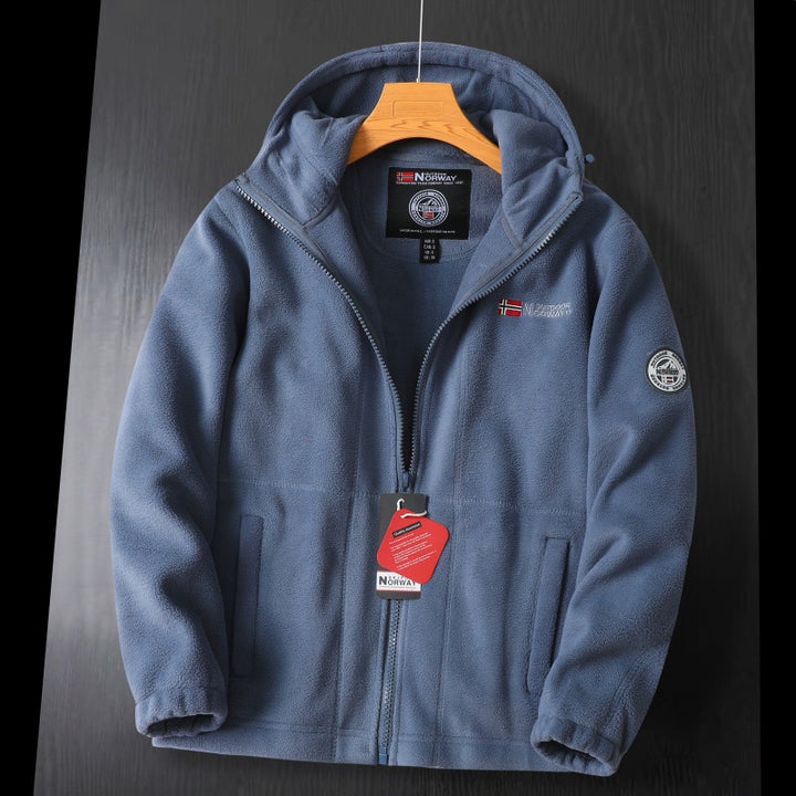 Herren Fleece‑Kapuzenjacke mit wärmender Microfleece‑Fütterung, durchgehendem Reißverschluss und Logo‑Patches Echoarchiv