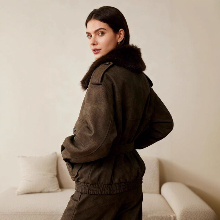 Damen Kurzjacke in Velourslederoptik mit abnehmbarem Fellkragen und Pattentaschen Echo Archiv