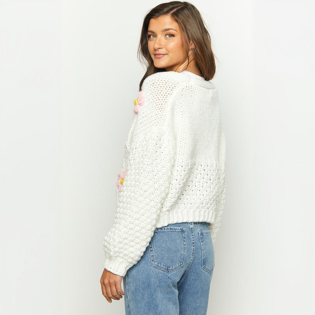 Damen Kurzer Grobstrick-Cardigan mit 3D-Blütenapplikationen und Ballonärmeln – Veloura