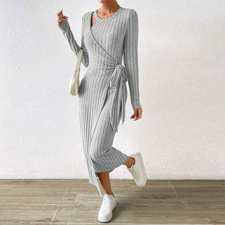 Damen geripptes Midikleid mit Wickeloptik, Taillenbindegürtel, One-Shoulder Cutout und seitlichem Beinschlitz – Élara