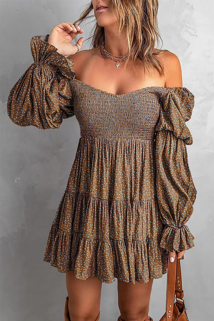 Damen Off-Shoulder Minikleid mit Smok-Oberteil, Volantstufen und gerafften Ballonärmeln – Élara