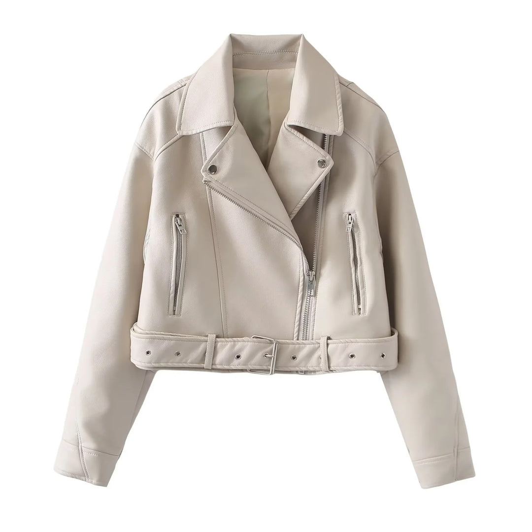 Damen kurzer Bikerjacke aus veganem Lederimitat mit asymmetrischem Reißverschluss, Taillengürtel und Schulterklappen – Célinea