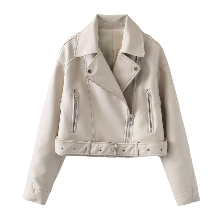Damen kurzer Bikerjacke aus veganem Lederimitat mit asymmetrischem Reißverschluss, Taillengürtel und Schulterklappen – Célinea