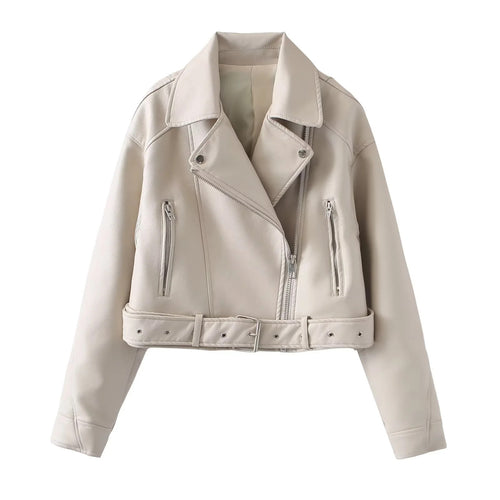 Damen kurzer Bikerjacke aus veganem Lederimitat mit asymmetrischem Reißverschluss, Taillengürtel und Schulterklappen – Célinea