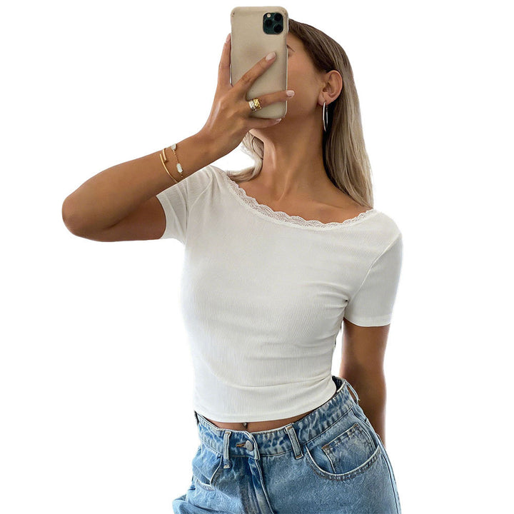 Damen geripptes Kurzarmshirt mit Spitzen-Bootsausschnitt und figurbetonter Stretch-Passform – Avérine