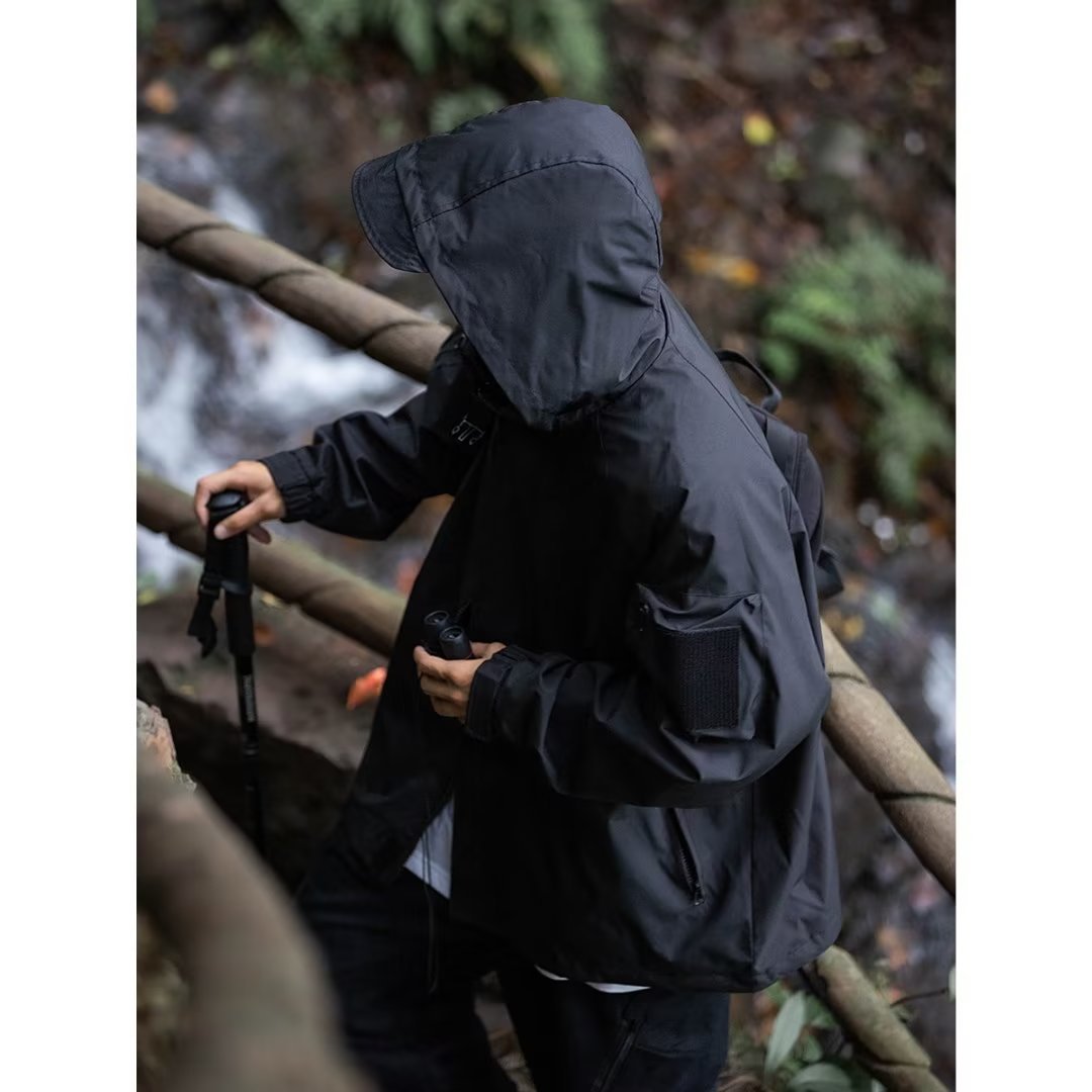Herren technische Multifunktionsjacke mit praktischen Taschen und verstellbarem Kapuzenbund Echoarchiv