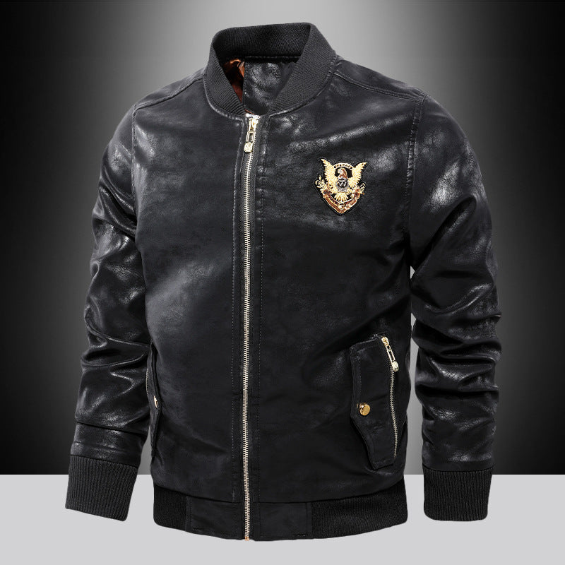 Herren Lederoptik Bomberjacke mit Stickbadge, Rippbündchen und Gold-Details – Brevano