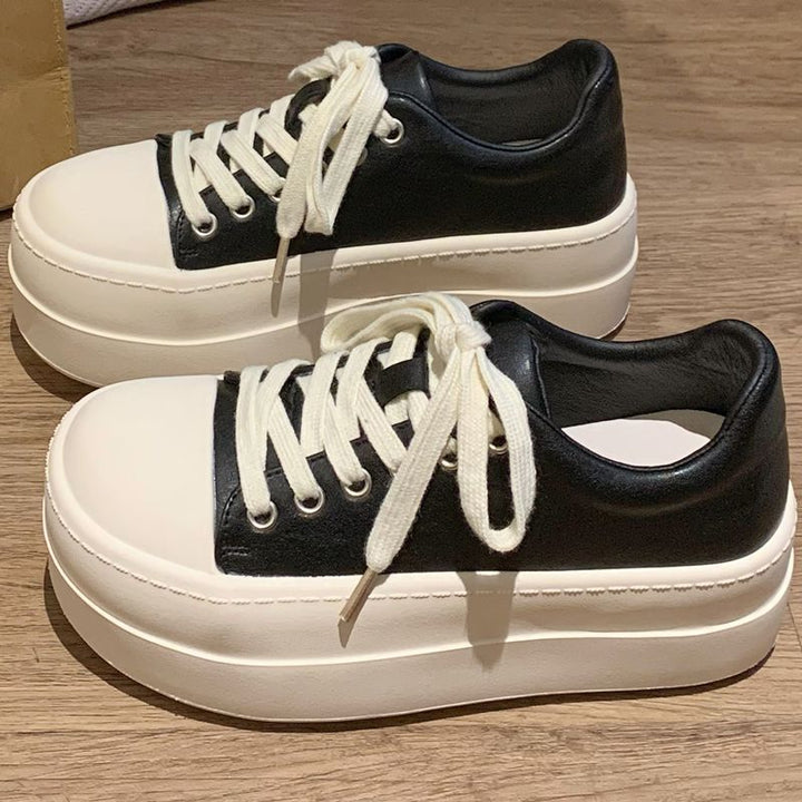 Damen Retro Plateausneaker mit zweifarbiger Lederoptik und extrahoher Gummiplattform – Névara