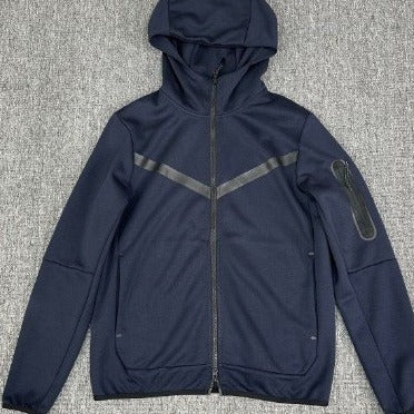 Herren sportliche Fleecejacke mit verstellbarem Kapuzenkragen und funktionalen Reißverschlusstaschen Echoarchiv