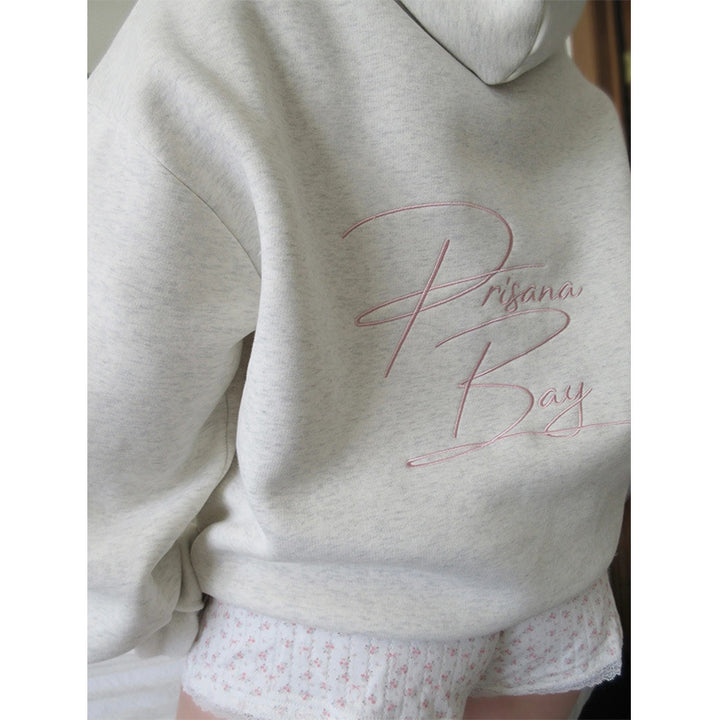Damen Oversize Hoodie Sweatshirt mit zartem Stickdesign auf der Vorderseite und gesticktem Schriftzug auf der Rückseite – Auréline