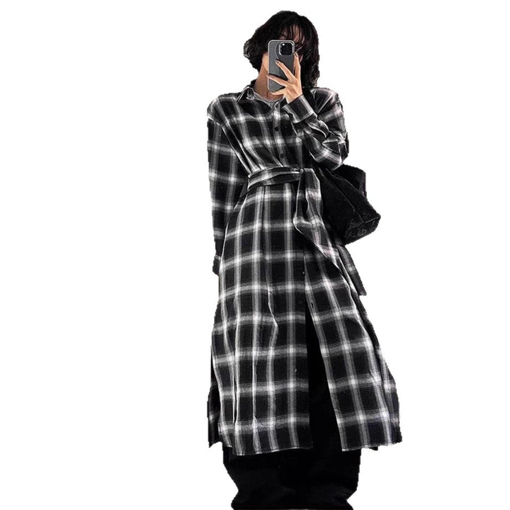 Damen Langes Karo-Hemd im Oversize‑Cut mit Taillen-Knotendetail und Seitenschlitzen Echoarchiv