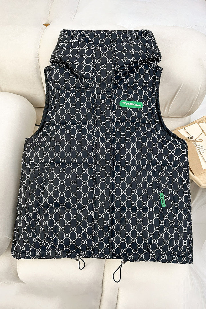 Damen gesteppte Kapuzenweste mit Allover‑Logoprint, wattierter Isolierung, verstellbarem Saum und verdeckten Reißverschlusstaschen – Avérine
