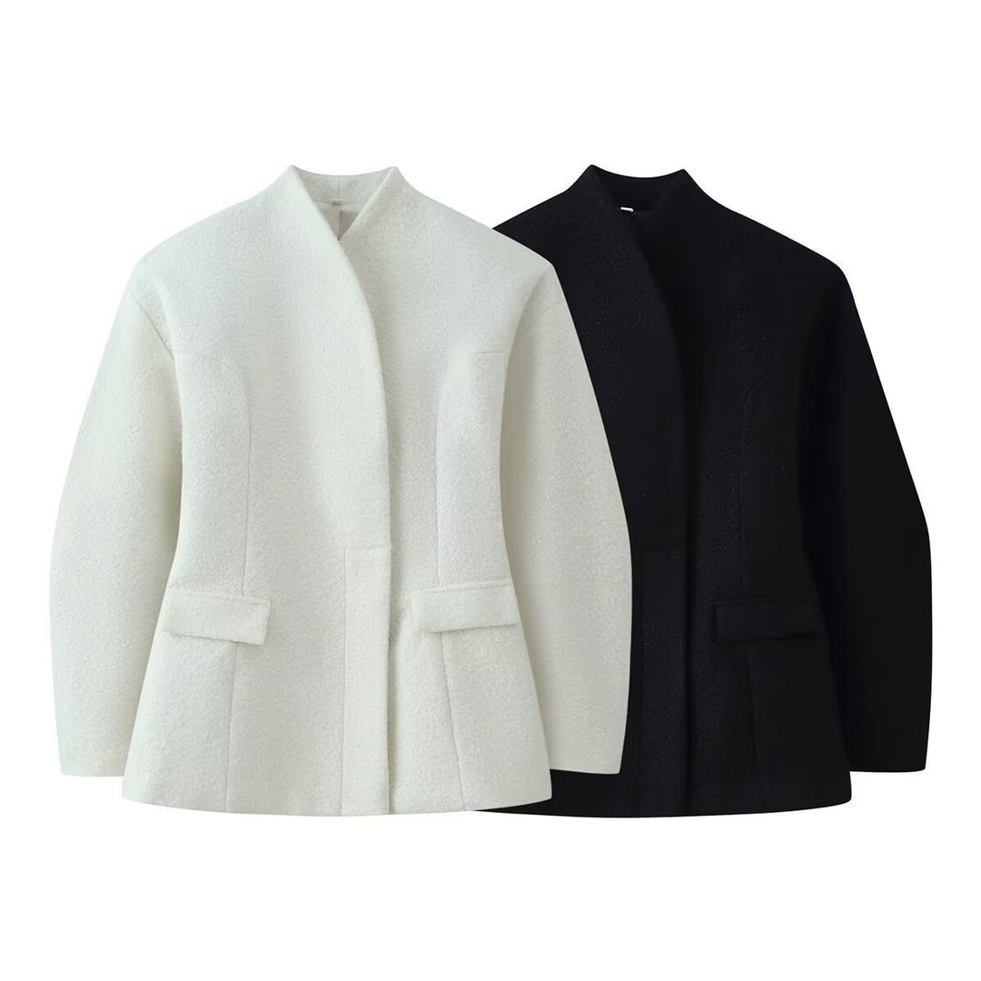 Damen Kragenlose Bouclé-Jacke mit taillierten Abnähern und Pattentaschen Echoarchiv