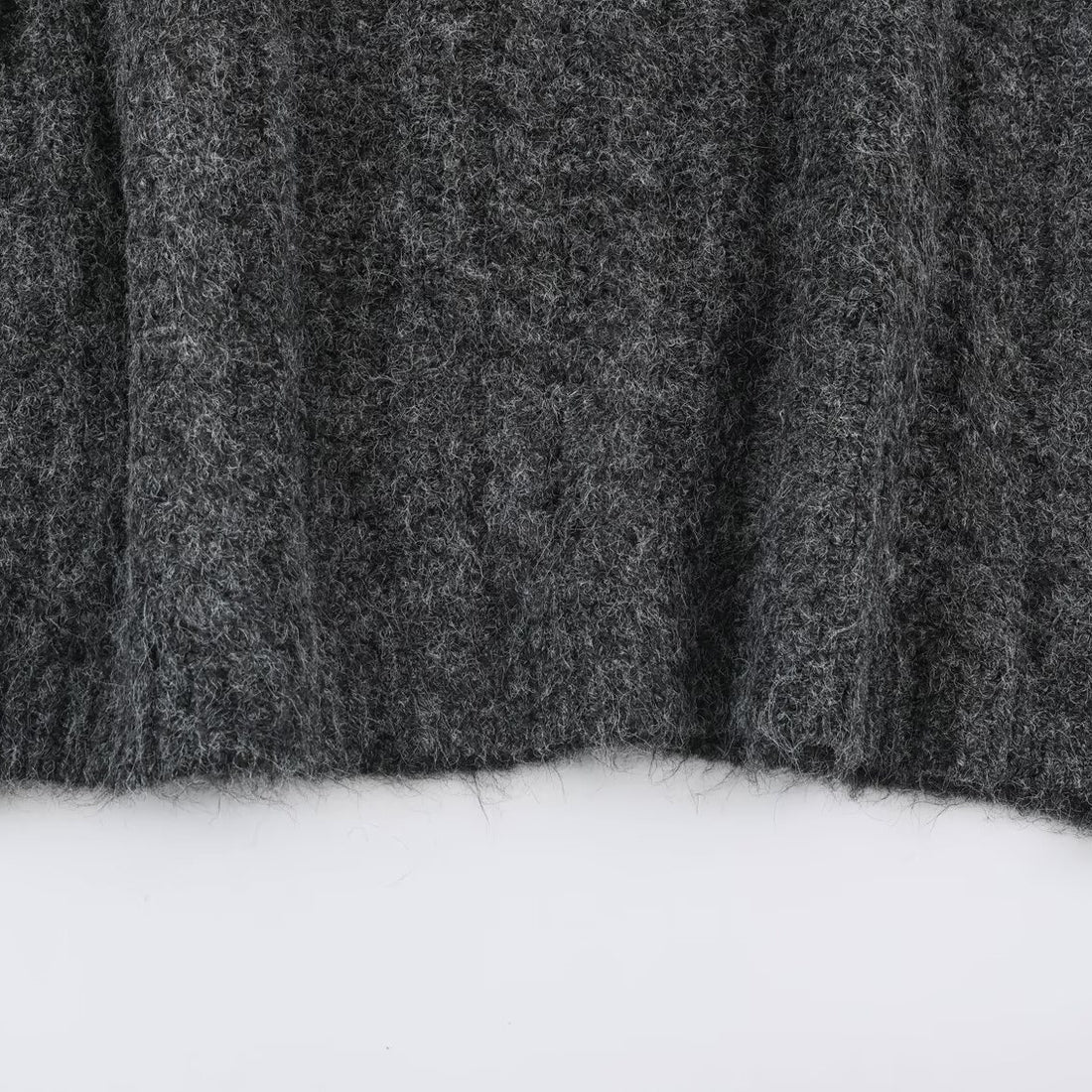 Damen Grobgestrickter Oversize-Pullover mit hohem Rollkragen und Zopfmuster Echoarchiv