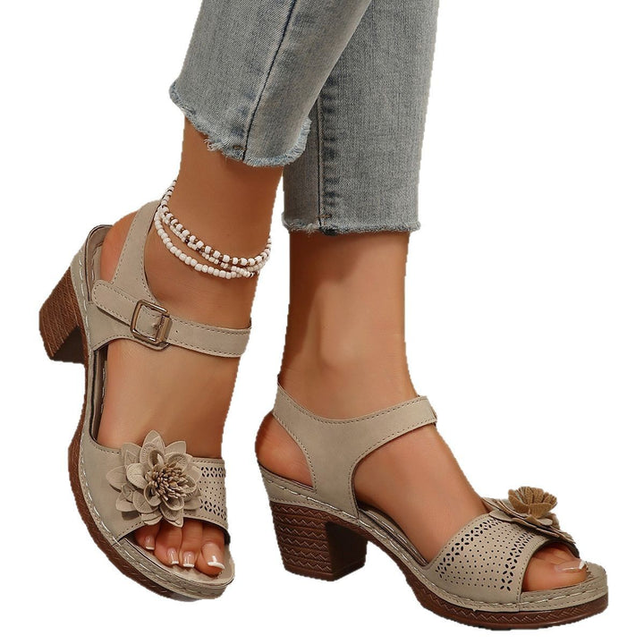 Damen Sandalette mit mittelhohem Blockabsatz, Blütenapplikation und verstellbarem Knöchelriemen – Sorelia
