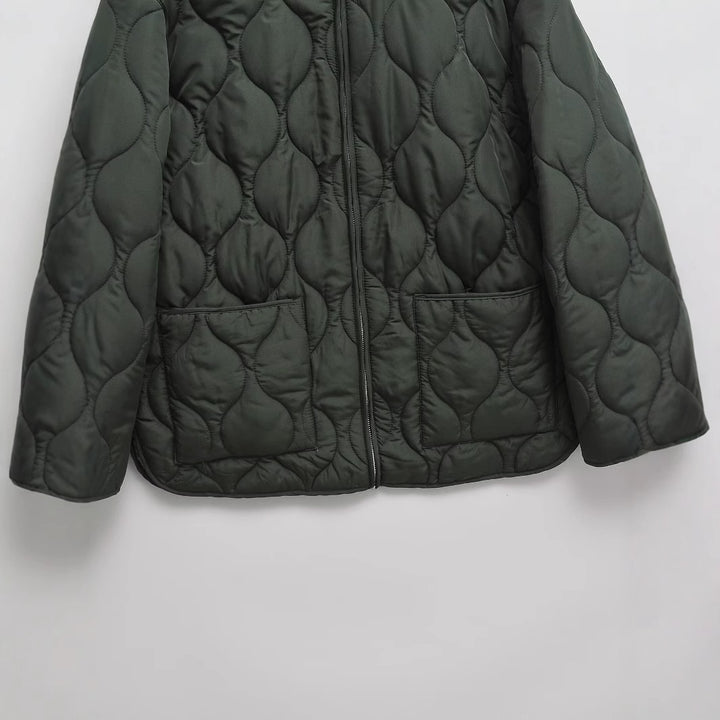 Damen gesteppte Oversize-Quiltjacke mit Rundhals, durchgehendem Reißverschluss und aufgesetzten Taschen – Célinea