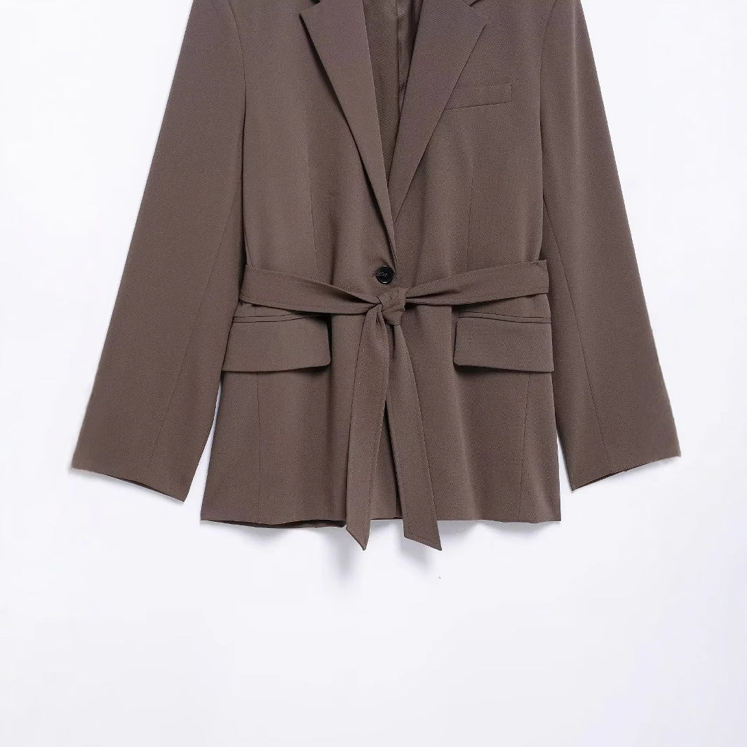 Damen taillierter Blazer mit Bindegürtel, Reverskragen, Pattentaschen und Ein-Knopf‑Verschluss – Valéne