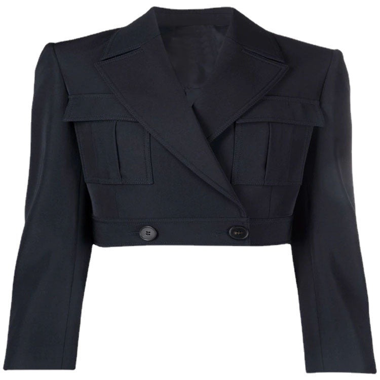 Damen Kurzblazer im Tailoring mit aufgesetzten Pattentaschen und markanter Schulterpartie Echoarchiv