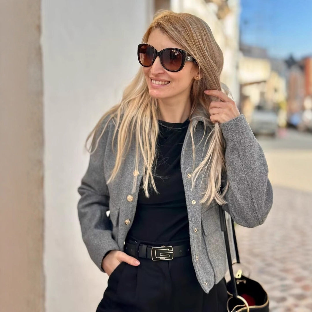 Damen Kurztaillierte Wolljacke mit Zierknöpfen und Pattentaschen – Célinea