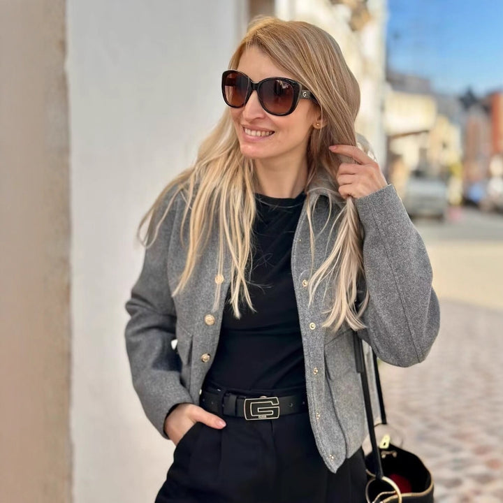 Damen Kurztaillierte Wolljacke mit Zierknöpfen und Pattentaschen – Célinea