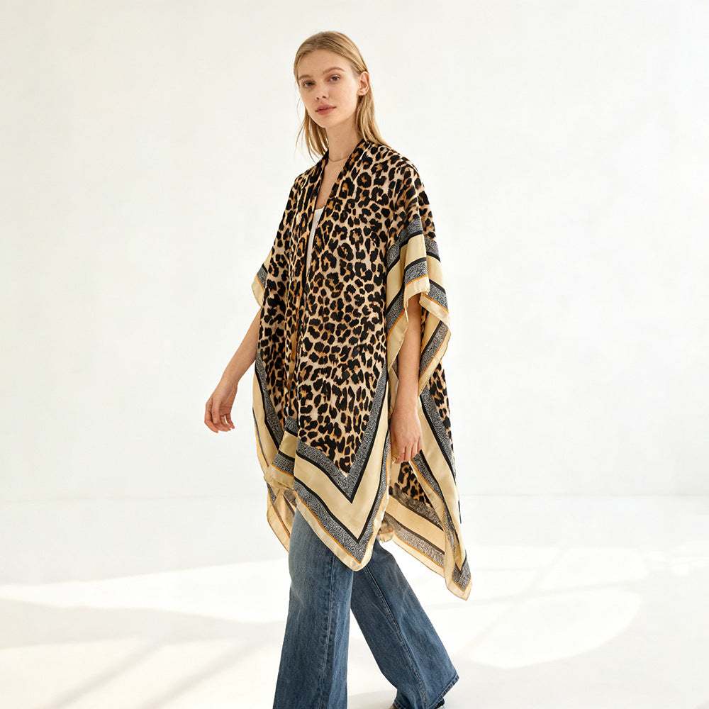Damen Oversized Kimono-Überwurf mit Leopardmuster und breiter Satin-Bordüre – Avérine