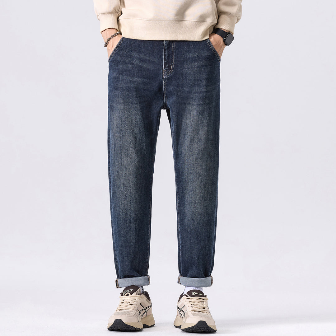 Herren Tapered-Denimhose mit mittelhohem Bund, gekrempeltem Saum und dezenter Used-Waschung Echo Archiv