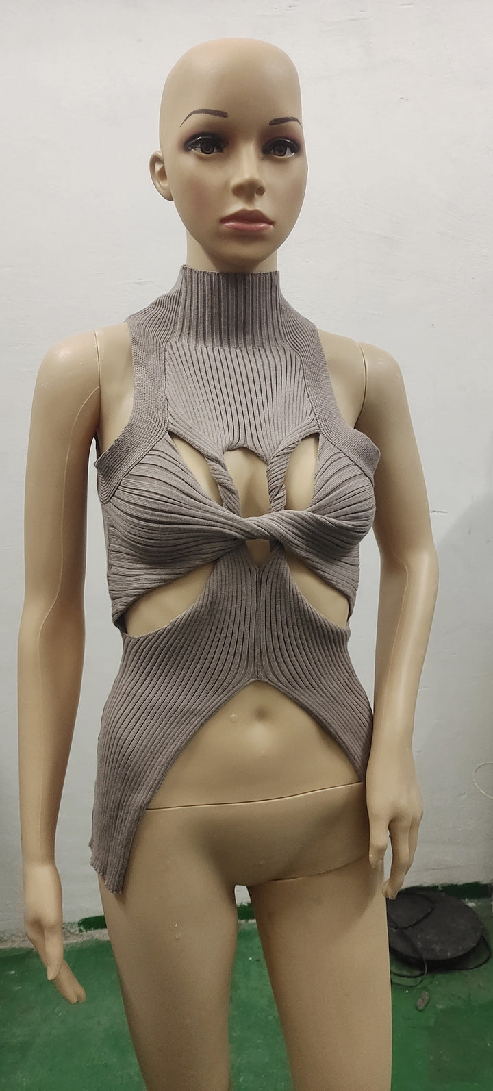 Damen figurbetontes Cut-Out Top mit hohem Kragen Echo Archiv