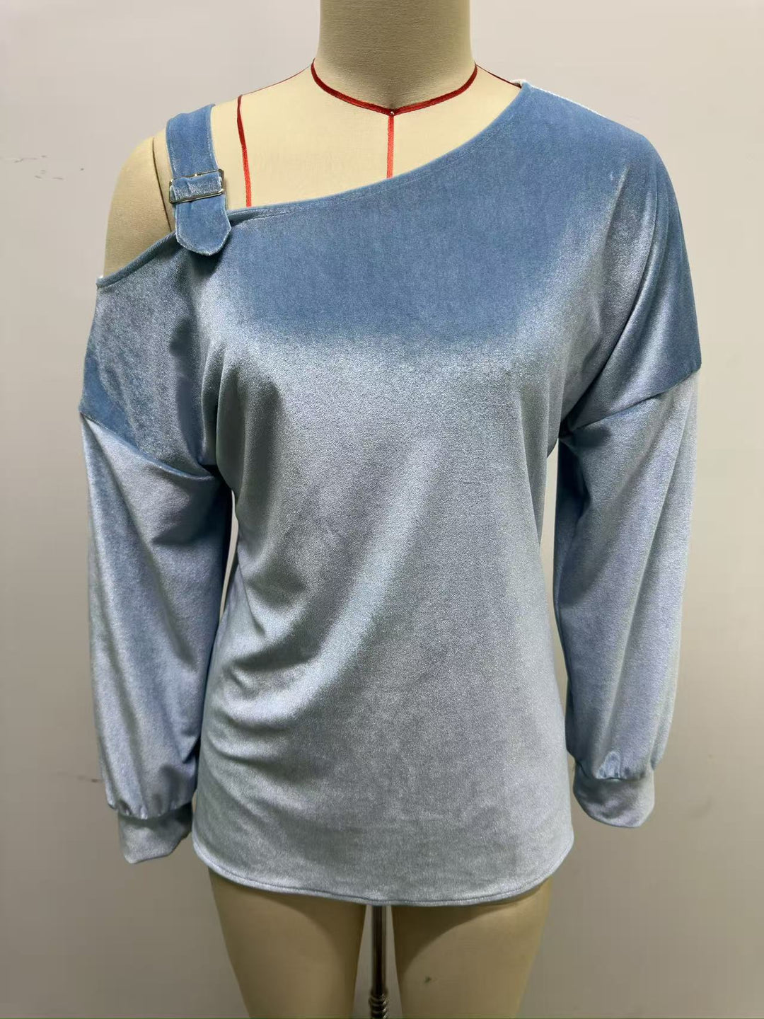 Damen Samt-Sweatshirt mit asymmetrischem Carmen-Ausschnitt und Zierschnalle Echoarchiv