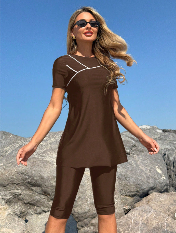 Damen Sportliches Strandoutfit mit kurzem Oberteil und Radlerhosen Echo Archiv