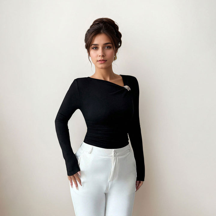 Damen figurbetontes Langarmshirt mit asymmetrischem Ausschnitt und dekorativer Brosche – Avérine