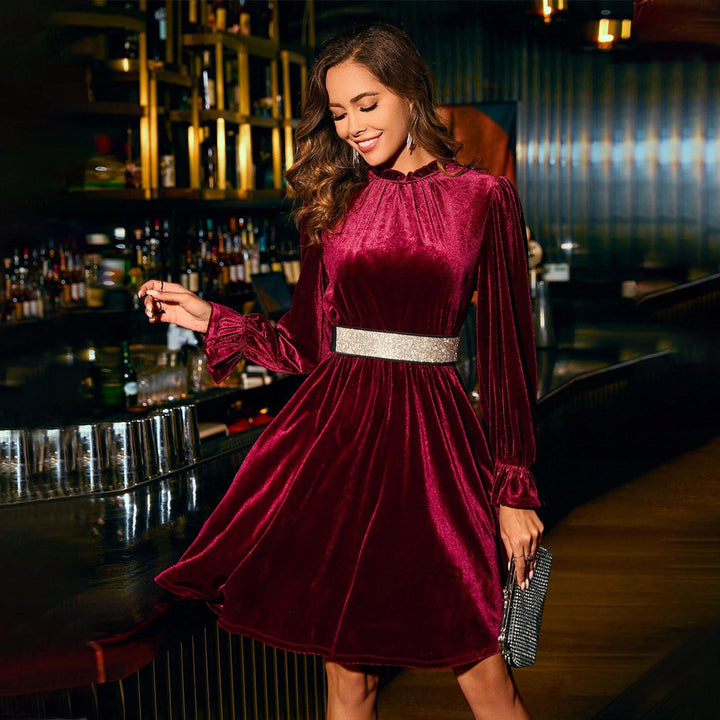 Damen samtiges knielanges Kleid mit Stehkragen, geraffter Taille und praktischen Eingrifftaschen – Valéora