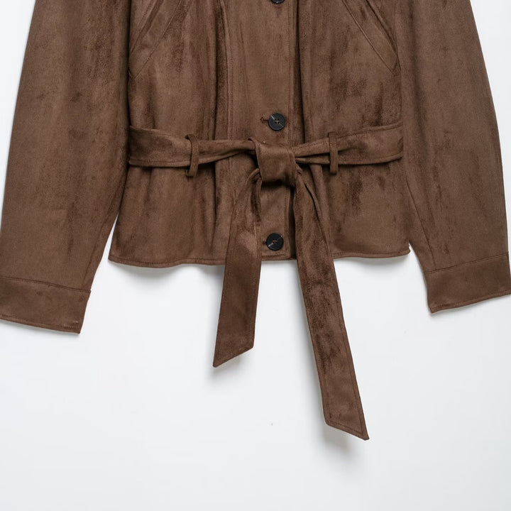 Damen Kurzjacke im Wildleder‑Look mit hohem Stehkragen, dekorativen Teilungsnähten und Bindegürtel Echoarchiv